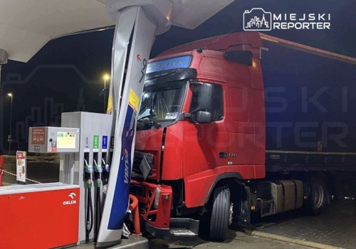 Ciągnik siodłowy z naczepą uderzył w filar stacji benzynowej. Obiekt został zamknięty