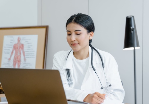 Czy AI kłamie? Obszerne badanie pokazuje, jak LLM radzą sobie z dezinformacją medyczną