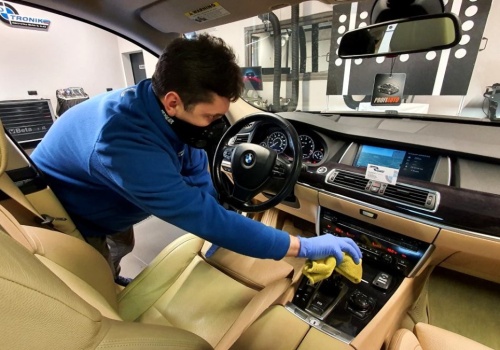 Trik z drewnianym spinaczem w samochodzie robi furorę. Tanio pozbędziesz się zimowego problemu