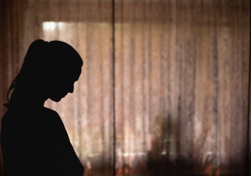 Zepchnął żonę z balkonu. Dramatyczne kulisy przemocy domowej we Włoszech