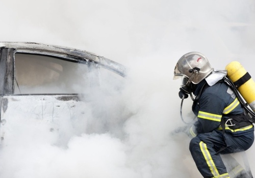 Jak często i dlaczego palą się samochody elektryczne? Raport straży pożarnej