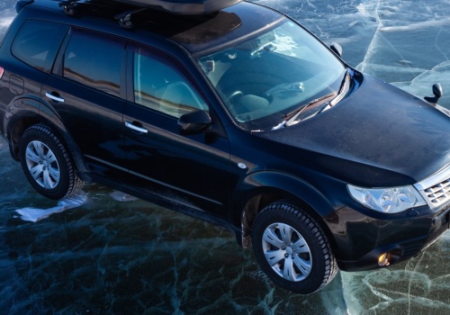 Kierowcy wjeżdżają na zamarznięte jezioro. Jasne stanowisko policji