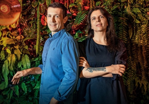 „Pierwsza oficjalna siedziba firmy była w mojej sypialni”. Kiedyś negocjowali kontrakty na dworcu, dziś wydają płyty Czesława Mozila