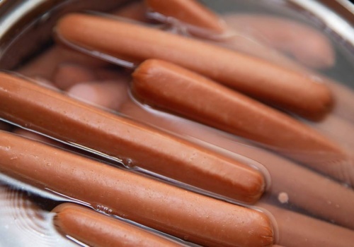 Lubisz parówki? Lepiej to przeczytaj. Ekspertka mówi, jak je 