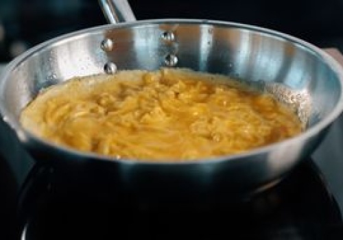 Ten francuski sposób na omlet to hit walentynkowy. Zero przypalenia, pełna kremowość
