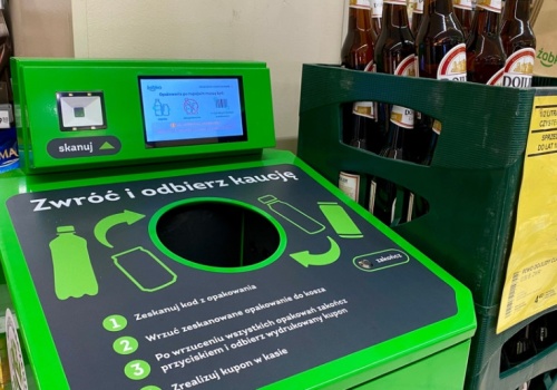 Oszuści wyłudzają kaucję, sklepy grożą konsekwencjami. Automaty mają słaby punkt