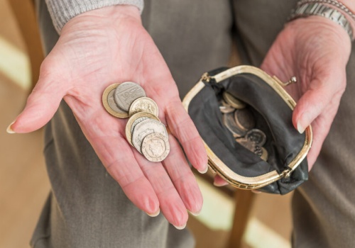 Masz emeryturę i młodszego partnera lub partnerkę? DWP zablokuje Ci część świadczeń