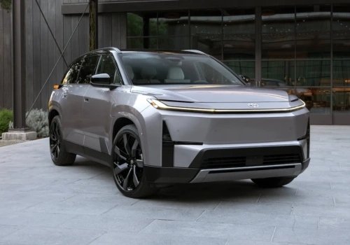 Highlander: Rodzinny kolos z Japonii w 2027 roku zadebiutuje w segmencie BEV. SUV z trzema rzędami siedzeń!