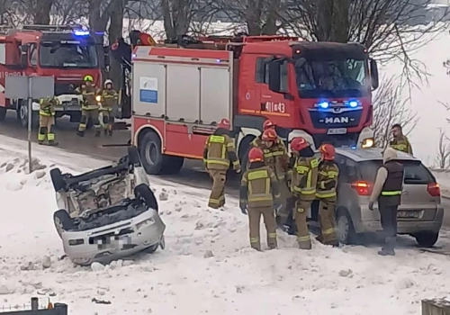Pilne! Dachowanie auta w Lekowie koło Ciechanowa