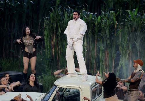 Efekt Bad Bunny’ego. T-shirty Zary z Super Bowl biją rekordy cenowe