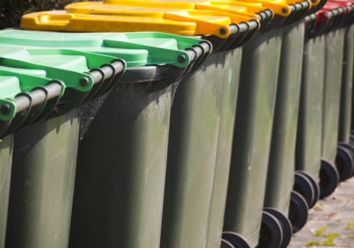 Kilkanaście oznaczeń dla odpadów. Na jednym koszu może znaleźć się nawet kilka etykiet