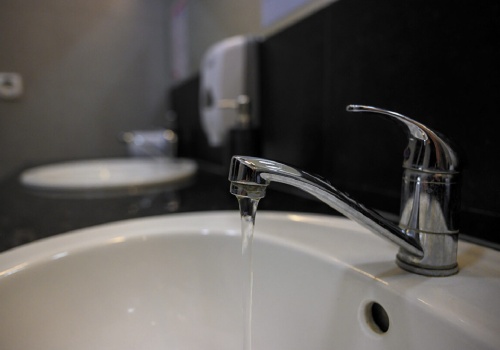 Chlor w wodzie pod lupą. Co czują mieszkańcy, co mówią w Wodociągach?