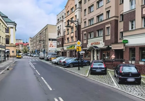 Złodzieje ukradli stojak z okularami z salonu optycznego w Legnicy