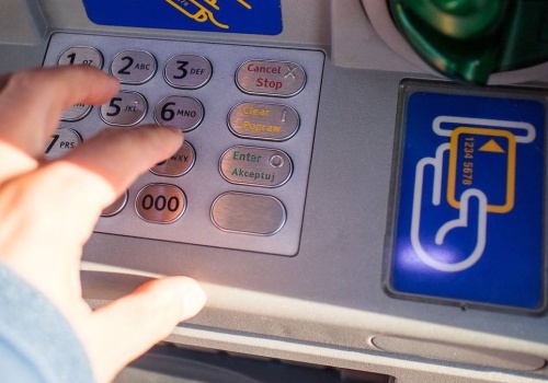 Euronet tnie limity dla BLIKA. Wypłacajcie sobie gotówkę w ratach