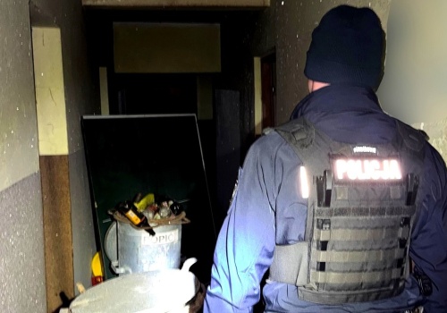 Dramatyczna akcja w Tucholi. Policjanci uratowali mężczyznę w głębokiej hipotermii