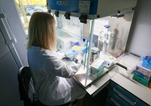 Międzynarodowy Dzień Kobiet i Dziewcząt w Nauce 2026. Nowy raport pokazuje skalę nierówności