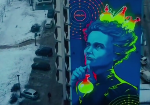 Mural z Marią Skłodowską-Curie w Płocku... świeci. Dzieło Orlenu jest atrakcją nawet w nocy