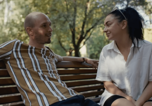 Charli XCX mówi po polsku w zwiastunie „Erupcji”