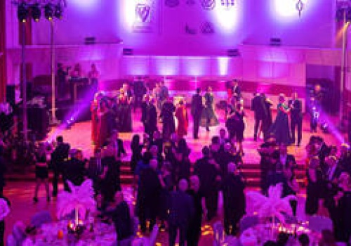 Wielki Bal na Politechnice Wrocławskiej! Do wylicytowania m.in.: rękopis Lema, spinki Tuska i stołek Zięty