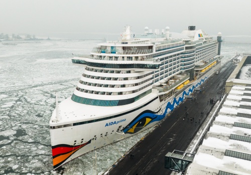 Wycieczkowiec AIDAPrima zawinął do Gdyni. Otwarcie sezonu na stulecie miasta