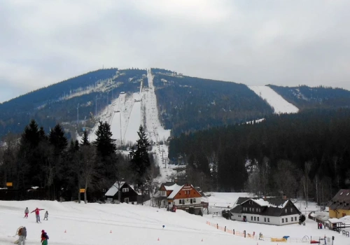 W tym ośrodku narciarskim polski słychać na każdym kroku. Powodem nie tylko ceny