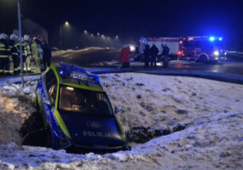 Kolizja radiowozu z osobówką w Gościcinie. Funkcjonariusz trafił do szpitala
