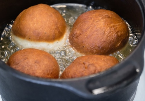 Gdzie wylewasz tłuszcz po smażeniu pączków? Większość osób robi to źle