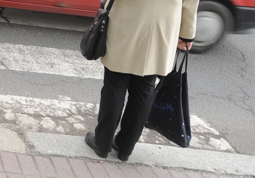 Ten błąd popełnia wiele kobiet. Zakładają płaszcz i idą na miasto. 