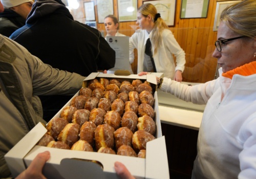 Ile trzeba biegać, żeby „spalić” pączka? Naukowcy: to nie tak działa