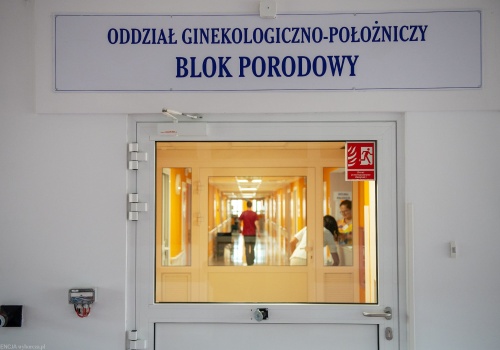 Spada liczba urodzeń, zamykają się porodówki. 
