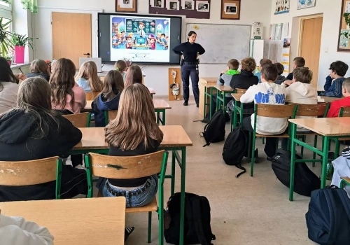Policjanci z Wysokiego Mazowieckiego uczą, jak bezpiecznie korzystać z Internetu