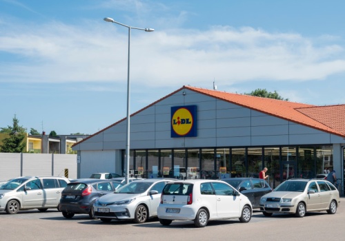 Parkowanie pod Lidlem na nowych zasadach. Znikają bilety parkingowe