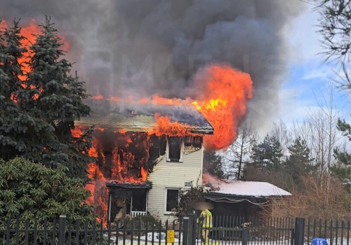 Potężny pożar domu pod Warszawą. Budynek jest cały objęty ogniem