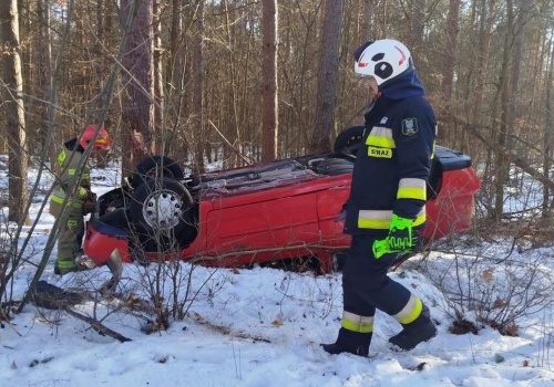 Dachowanie auta i dwaj kierowcy w szpitalu. Groźne zdarzenia drogowe w powiecie