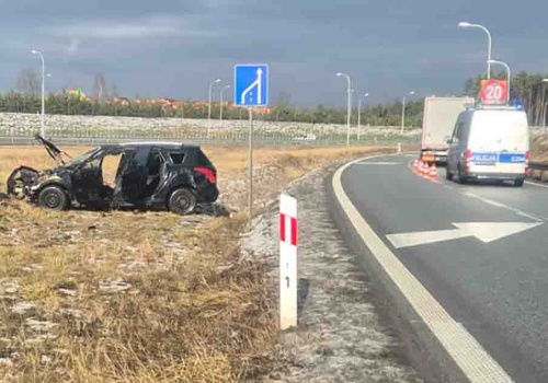 Zielona Góra. Peugeot koziołkował po uderzeniu przez ciężarówkę. Kierowca ukarany