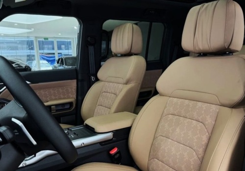 Luksusowy SUV za ułamek ceny Defendera. Oferuje 254 KM, automat, 4×4, a nawet podgrzewaną kanapę