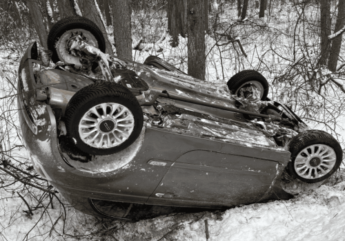 Dramat na trasie. Nagłe dachowanie osobówki. Służby w akcji