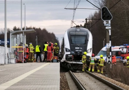 Dramatyczny wypadek pod Wrocławiem. Bus wjechał wprost pod pociąg. Kierowca nie żyje