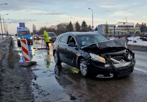 W jednym miejscu zderzyły się dwa auta, w drugim trzy. Wszystko na al. Witosa w Lublinie