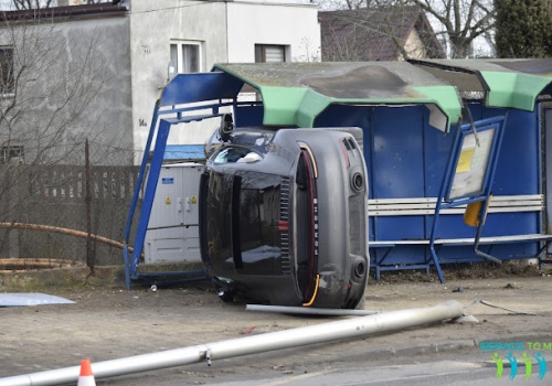 Porsche uderzyło w przystanek autobusowy na ul. Wojska Polskiego - Aktualizacja
