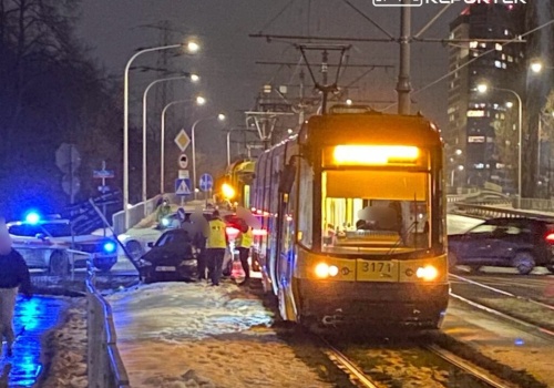 Kierujący BMW wjechał pod tramwaj na Żoliborzu. Ruch był zablokowany
