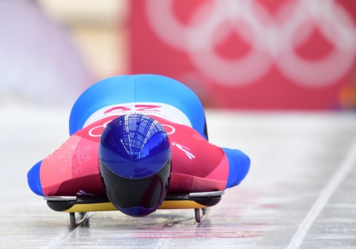 Ukraiński bieg olimpijski ryzykuje dyskwalifikację, nosząc kask: 