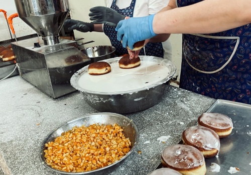 Cukiernicy dwoją się i troją, by zdążyć z produkcją na najbardziej słodki dzień w roku