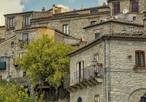 Kamienna perła, która olśniewa swoim pięknem. To tam tradycja stoi na straży ciszy i spokoju