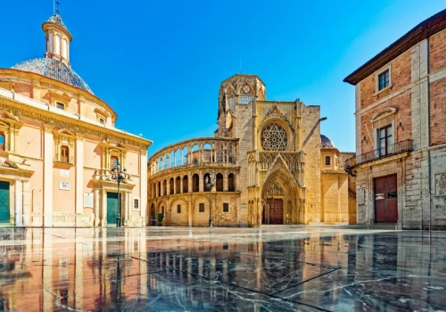 Trzy najlepsze miasta na wiosnę. Polecimy bezpośrednio z Polski