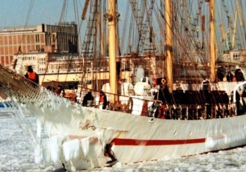 Oblodzony ORP „Iskra” 30 lat temu wrócił z rejsu dookoła świata. Wspomnienie ówczesnych podchorążych