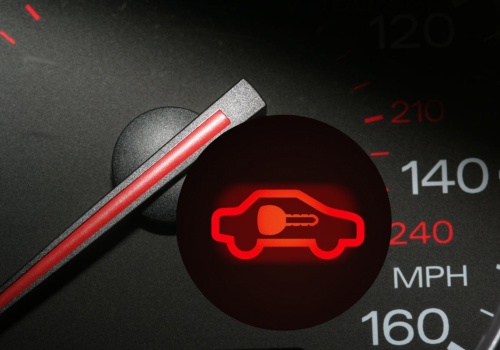 Lepiej nie lekceważ czerwonego kluczyka na desce. Auto właśnie próbuje coś powiedzieć