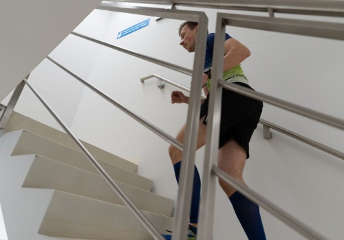 Pobiegną na 37. piętro wieżowca Rondo 1. Wydarzenie wesprze Wioskę Dziecięcą w Kraśniku