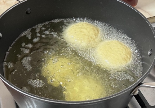 Co zrobić ze zużytym olejem po smażeniu pączków? To nie takie proste. Nigdy nie rób jednej rzeczy