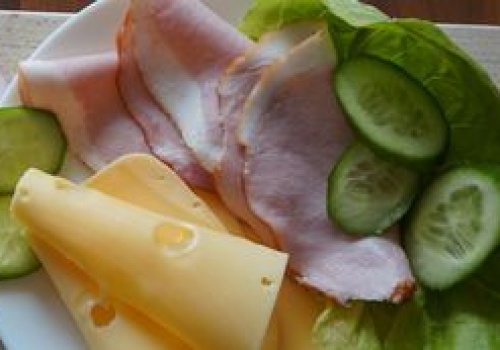 Miliony Polaków kładą codziennie na kanapki, a żołądek cierpi. Trawi się godzinami